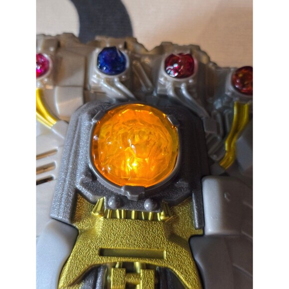 Hasbro Marvel Avengers Silver Infinity Gauntlet Fist Electronic Light and Sound - Picture 3 of 4